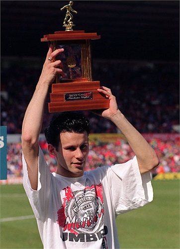 Giggs 2 lần liên tiếp là Cầu thủ trẻ xuất sắc nhất năm do Hiệp hội cầu thủ Anh PFA bình chọn, vào 2 mùa 1992 và 1993
