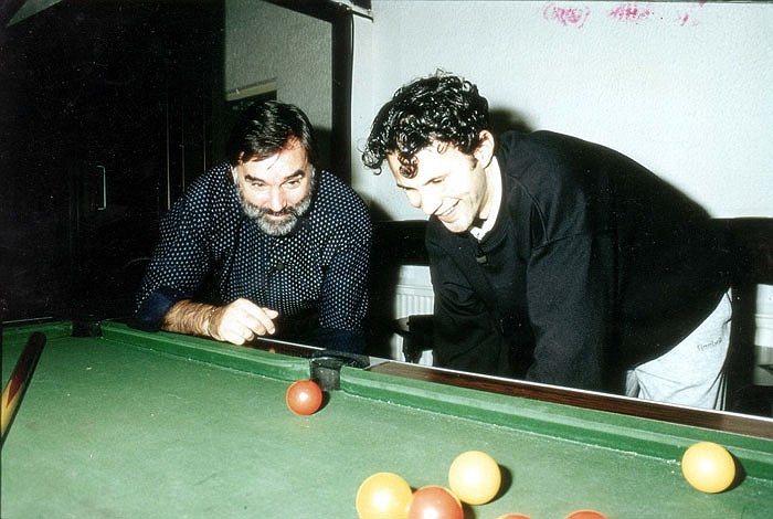 Giggs bên huyền thoại George Best năm 1993
