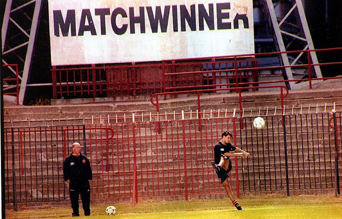 Sir Bobby Charlton nhìn Giggs luyện đá phạt