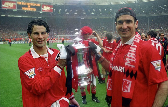 Giggs bên đội trưởng Cantona ăn mừng chức vô địch FA Cup