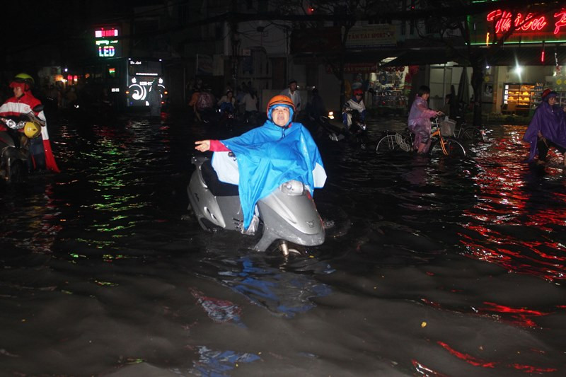 Sài Gòn ngập lụt, cô dâu chú rể thuê xe ôm đến lễ cưới