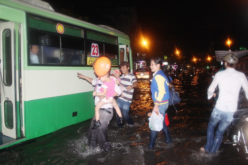 Sài Gòn ngập lụt, cô dâu chú rể thuê xe ôm đến lễ cưới