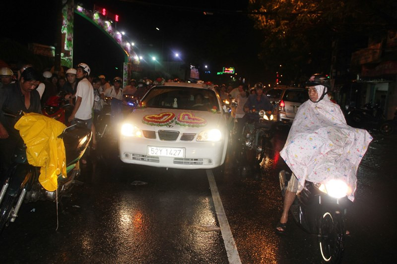 Sài Gòn ngập lụt, cô dâu chú rể thuê xe ôm đến lễ cưới