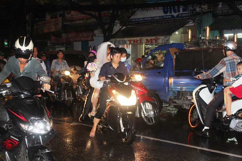 Sài Gòn ngập lụt, cô dâu chú rể thuê xe ôm đến lễ cưới
