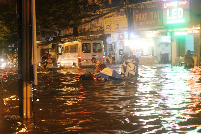 Sài Gòn ngập lụt, cô dâu chú rể thuê xe ôm đến lễ cưới