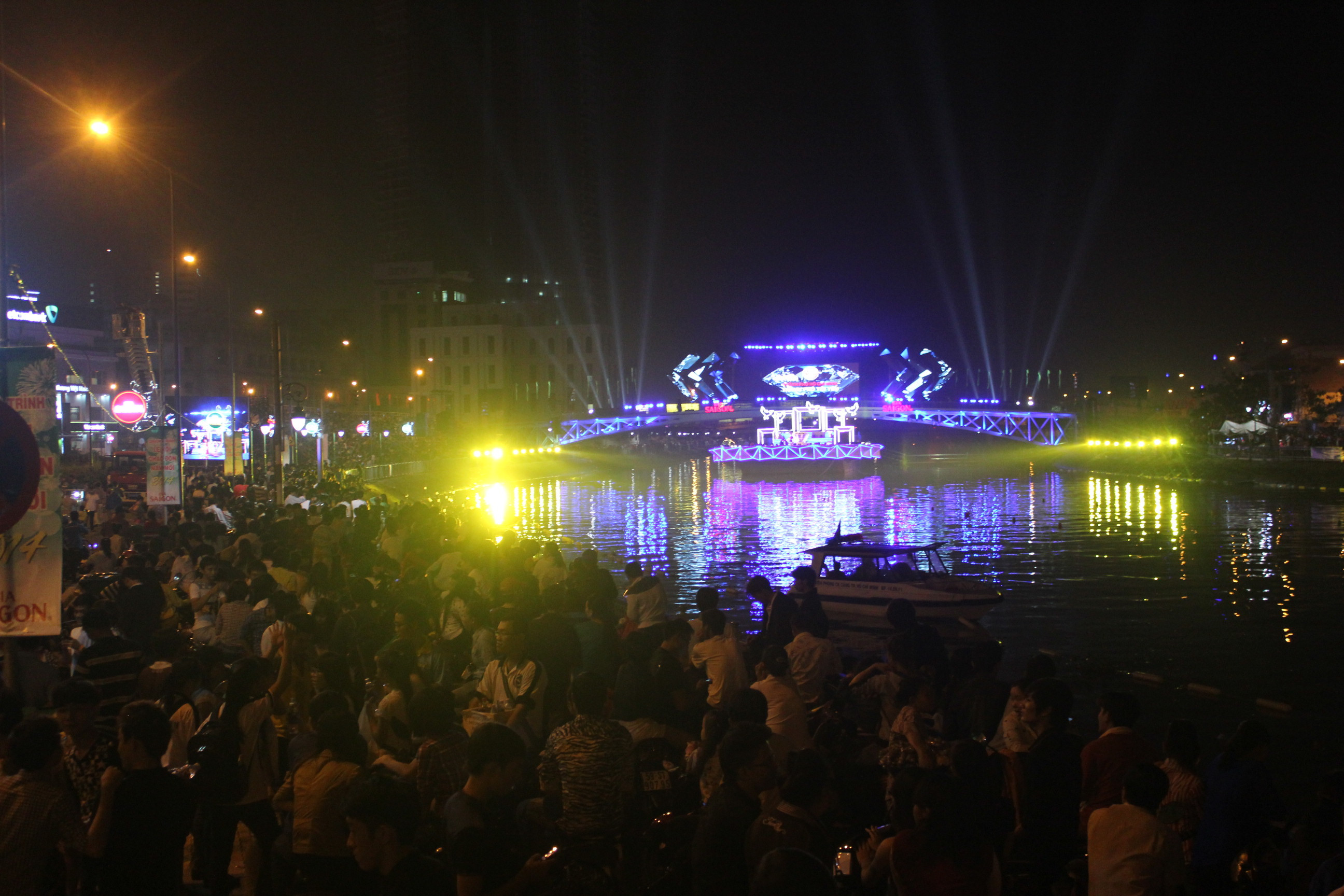 Sài Gòn nghẹt thở đón năm mới 2014