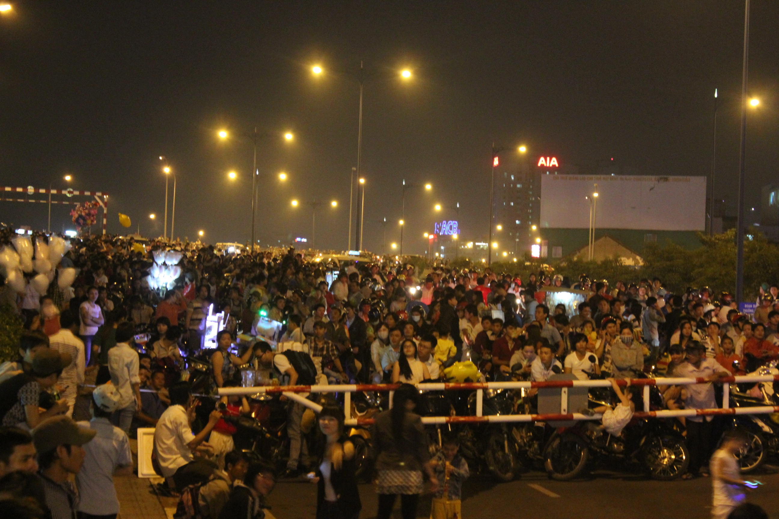 Sài Gòn nghẹt thở đón năm mới 2014