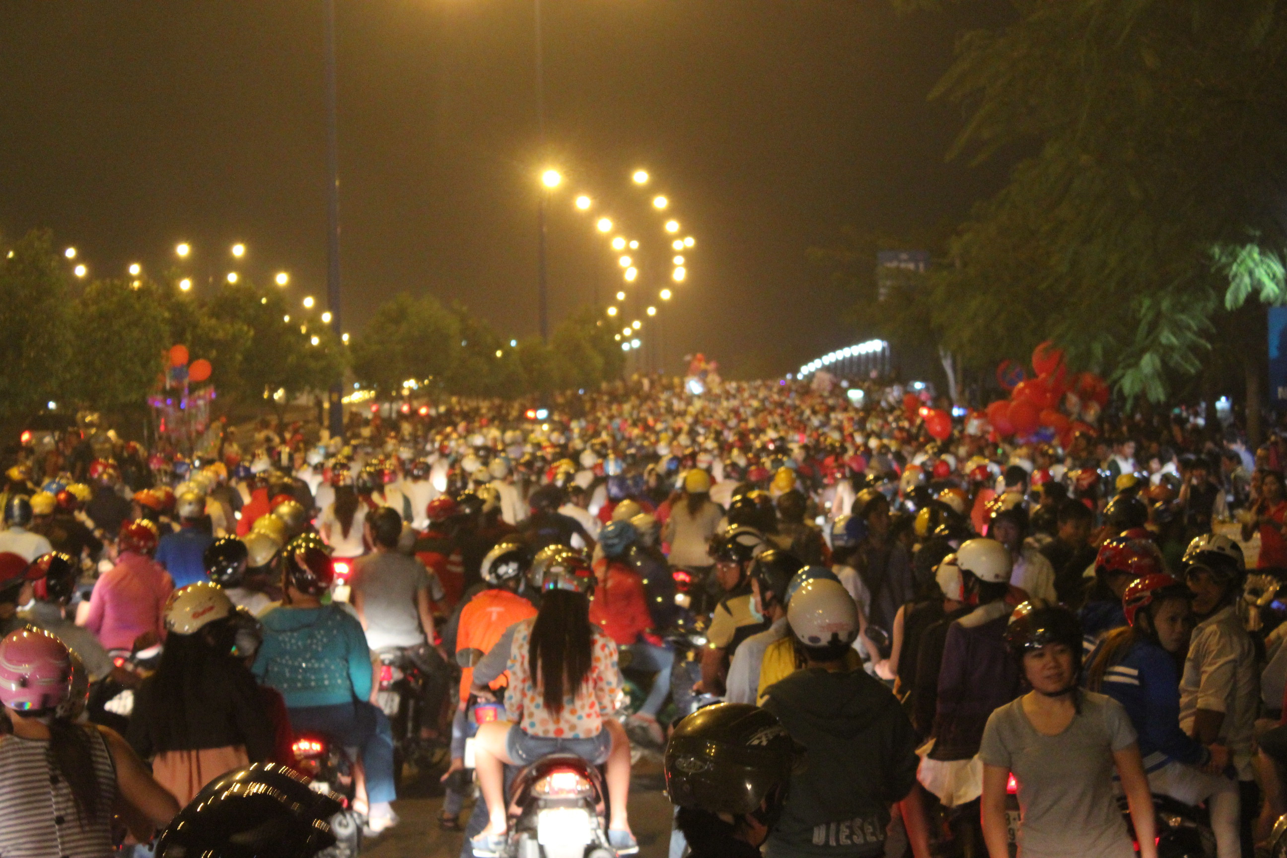 Sài Gòn nghẹt thở đón năm mới 2014