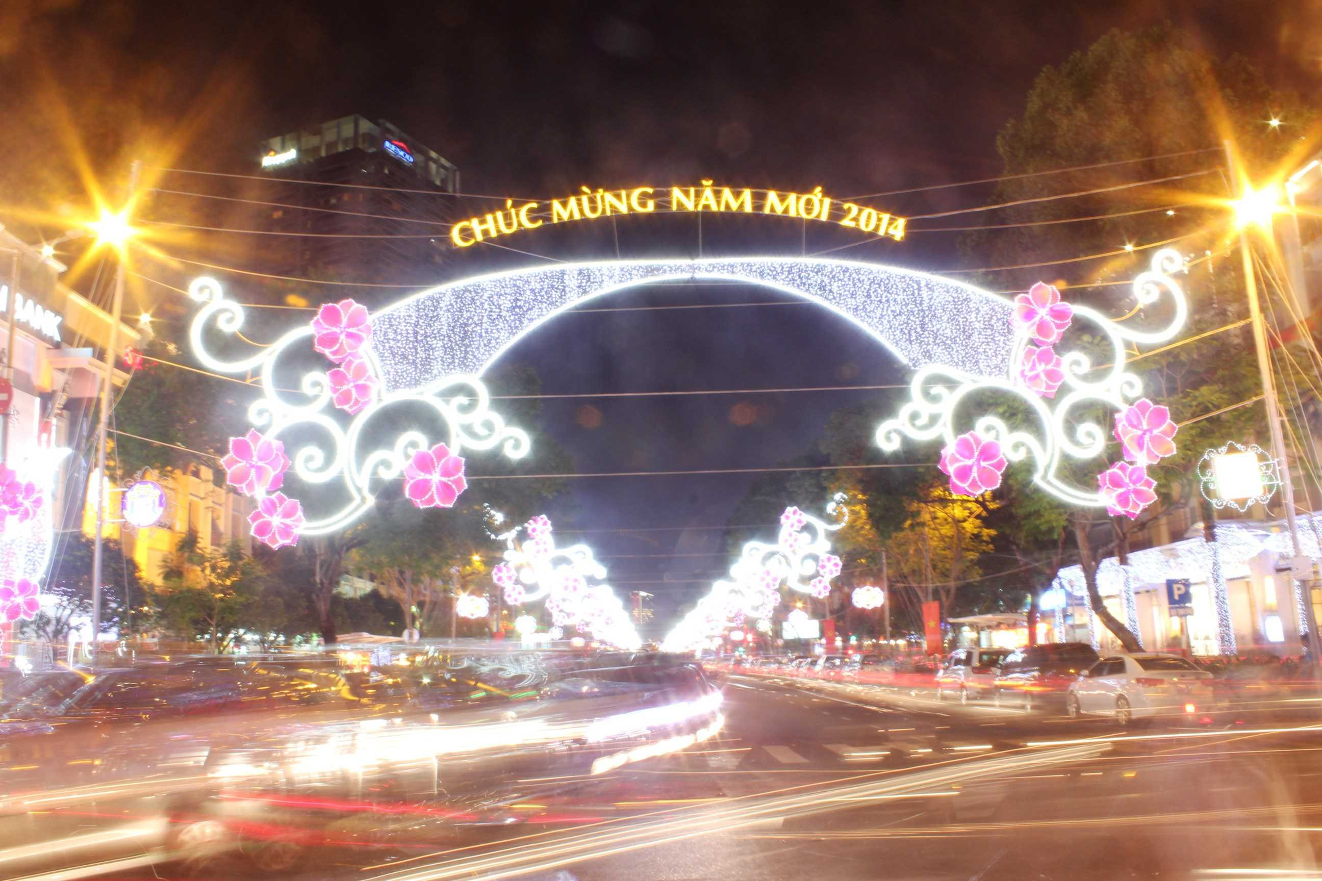 Sài Gòn 'nghẹt thở' trước đêm Giáng sinh