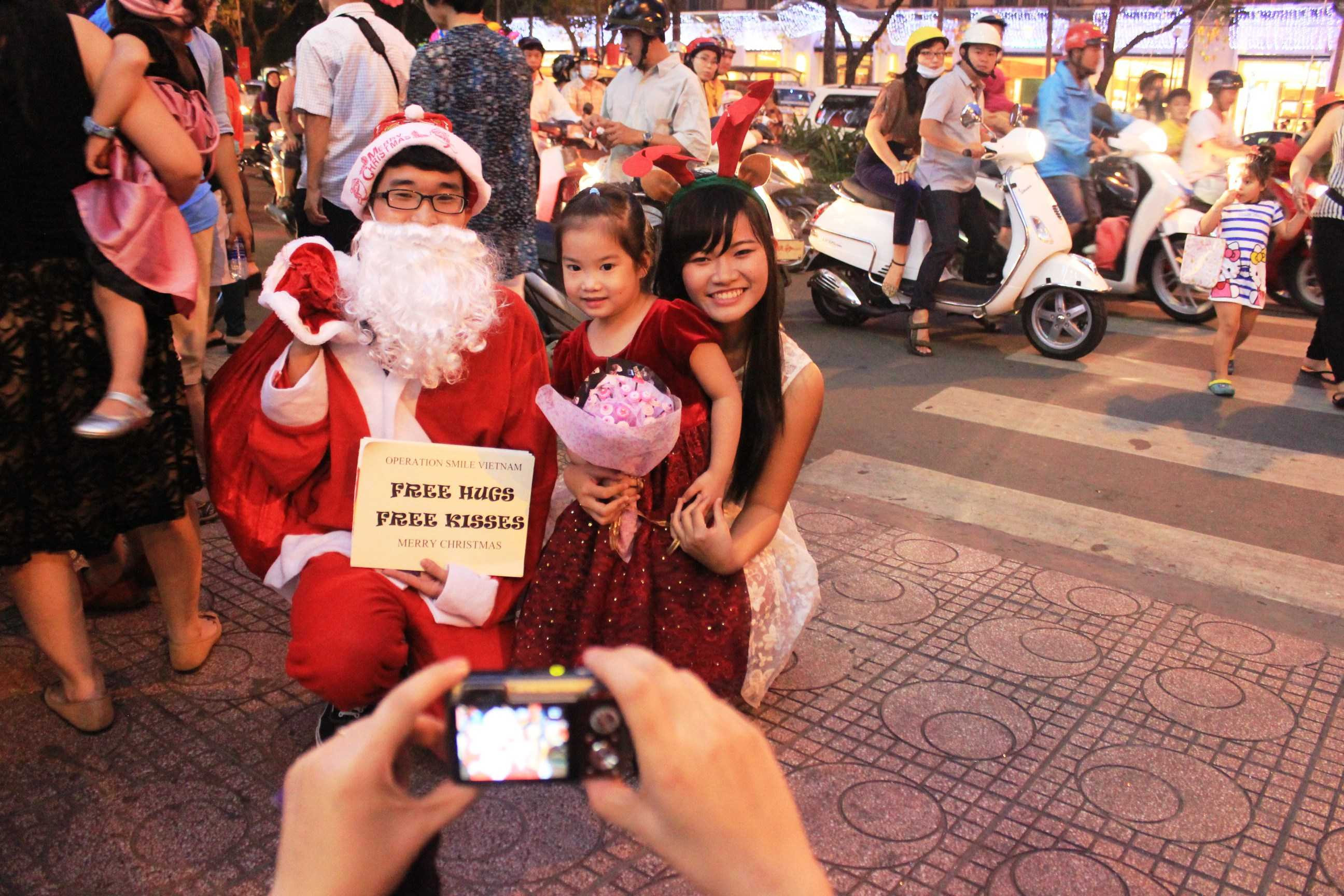 Sài Gòn 'nghẹt thở' trước đêm Giáng sinh