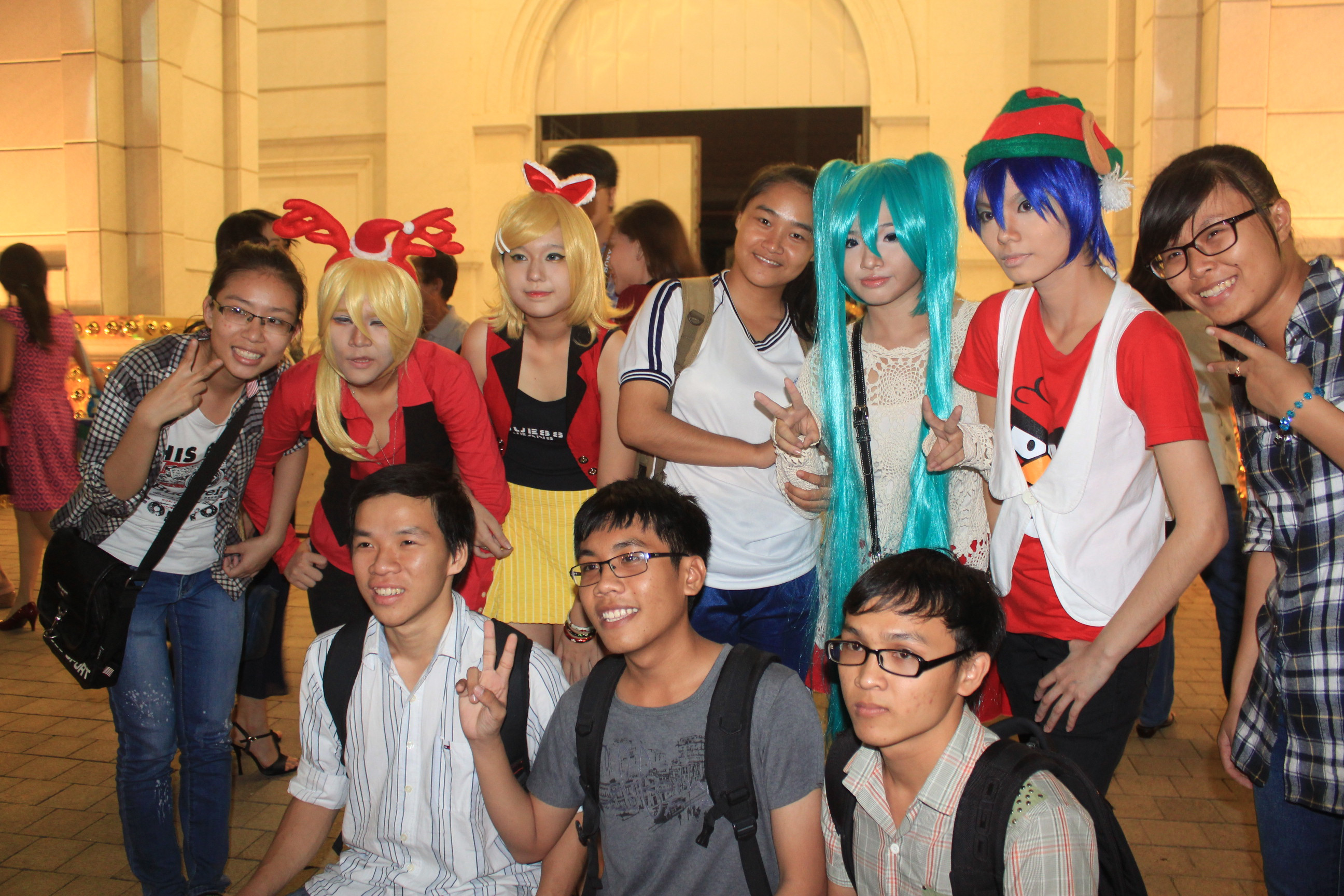 Sài Gòn 'nghẹt thở' trước đêm Giáng sinh