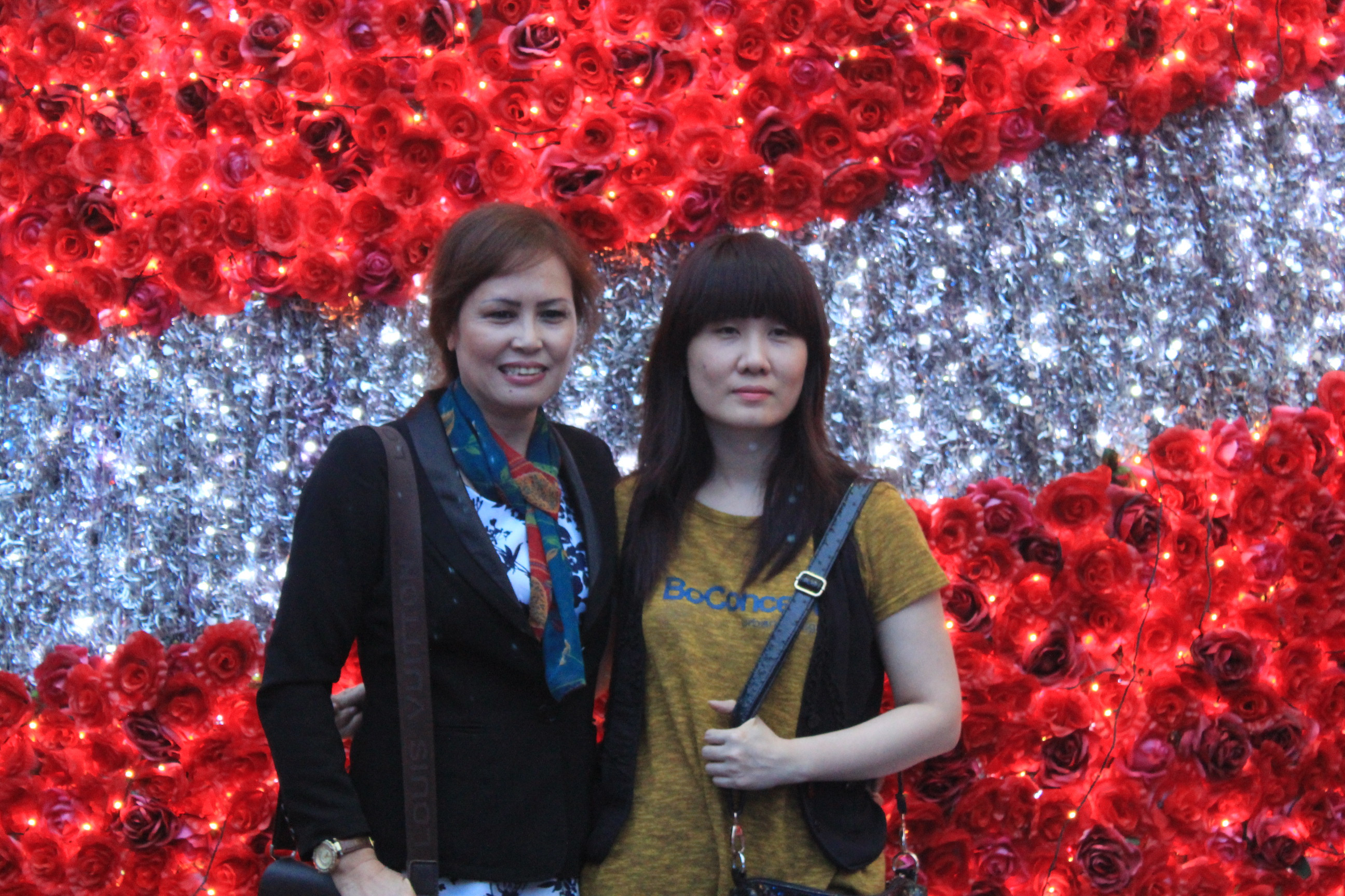 Sài Gòn 'nghẹt thở' trước đêm Giáng sinh