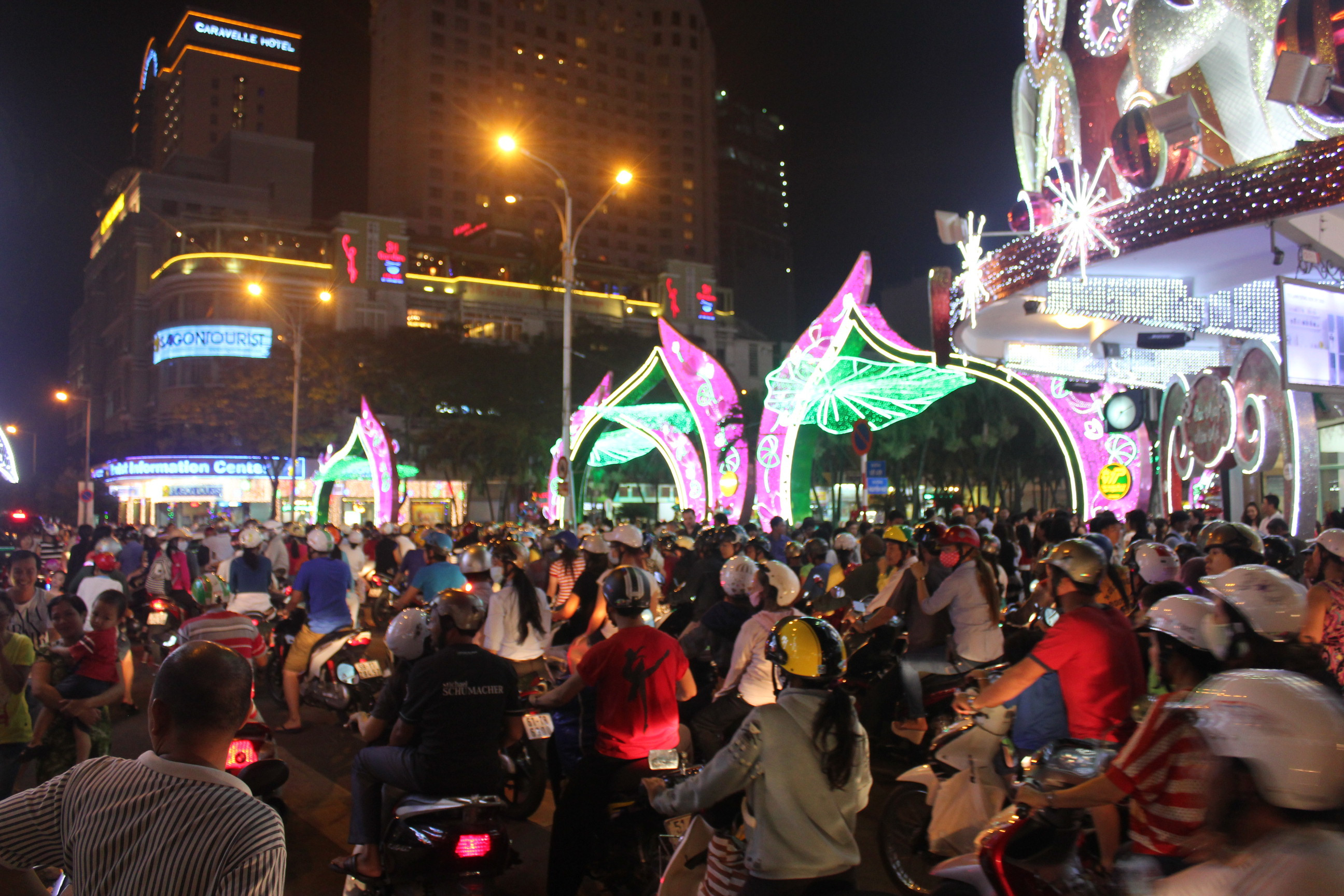 Sài Gòn 'nghẹt thở' trước đêm Giáng sinh