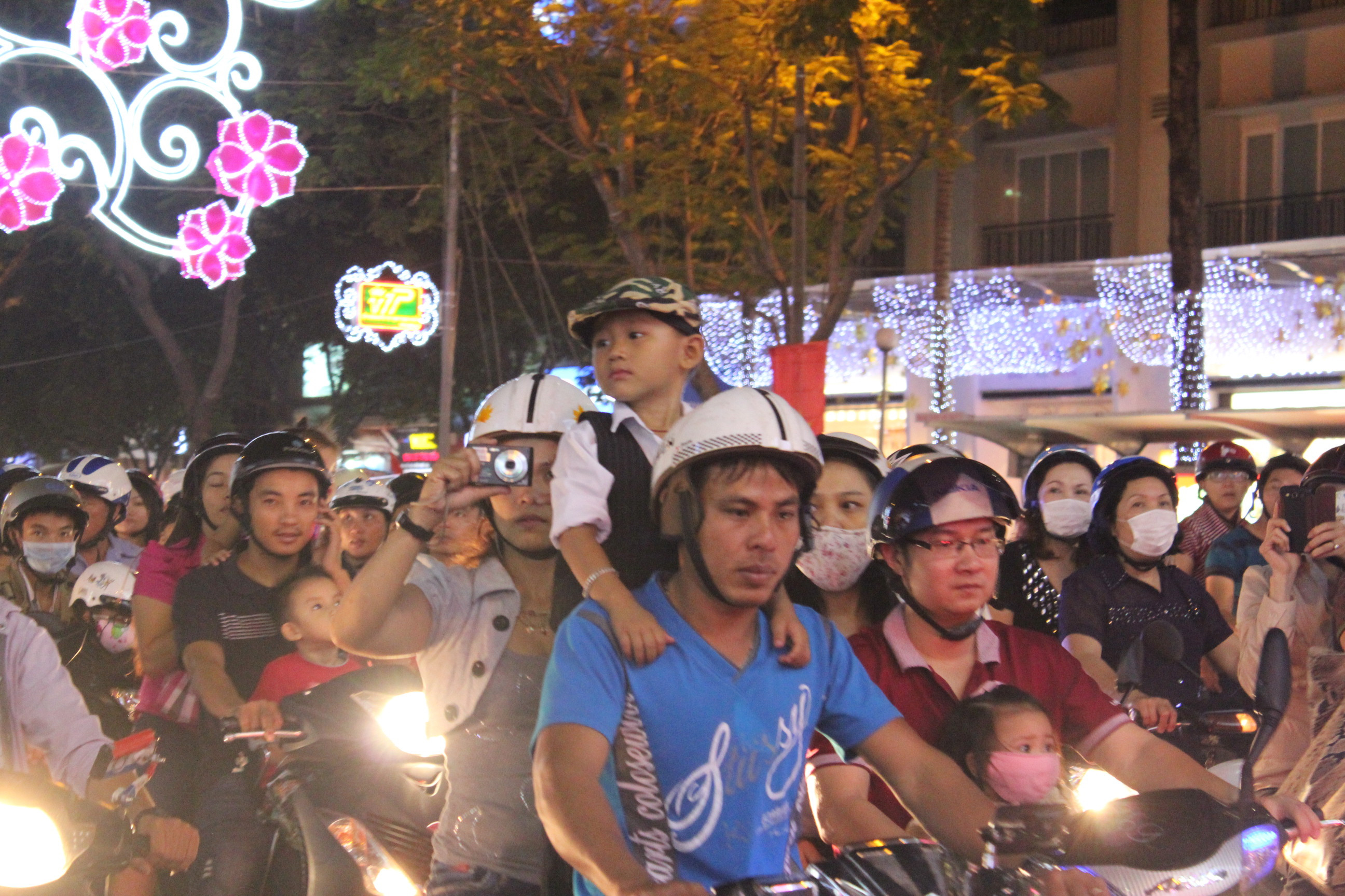 Sài Gòn 'nghẹt thở' trước đêm Giáng sinh