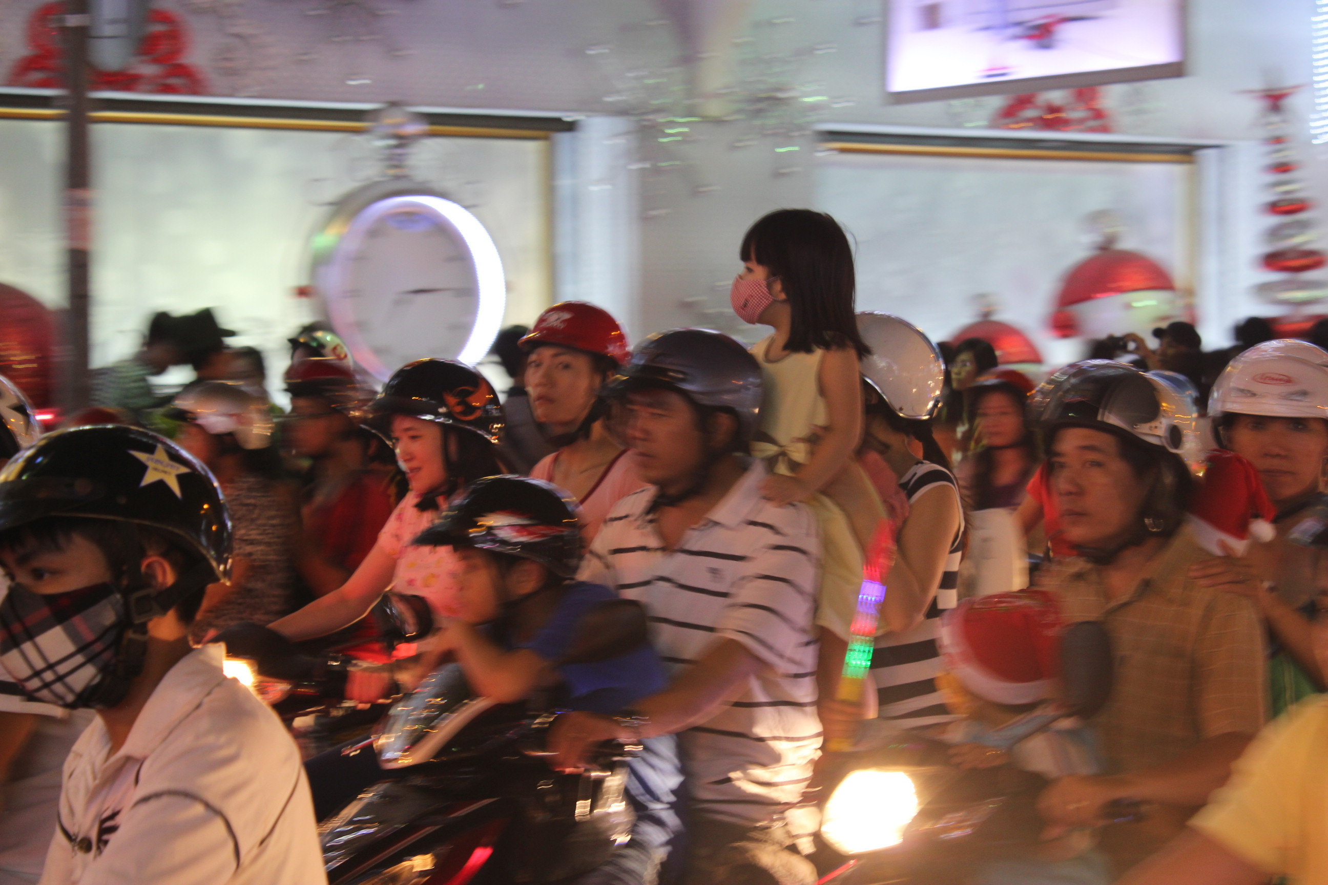 Sài Gòn 'nghẹt thở' trước đêm Giáng sinh