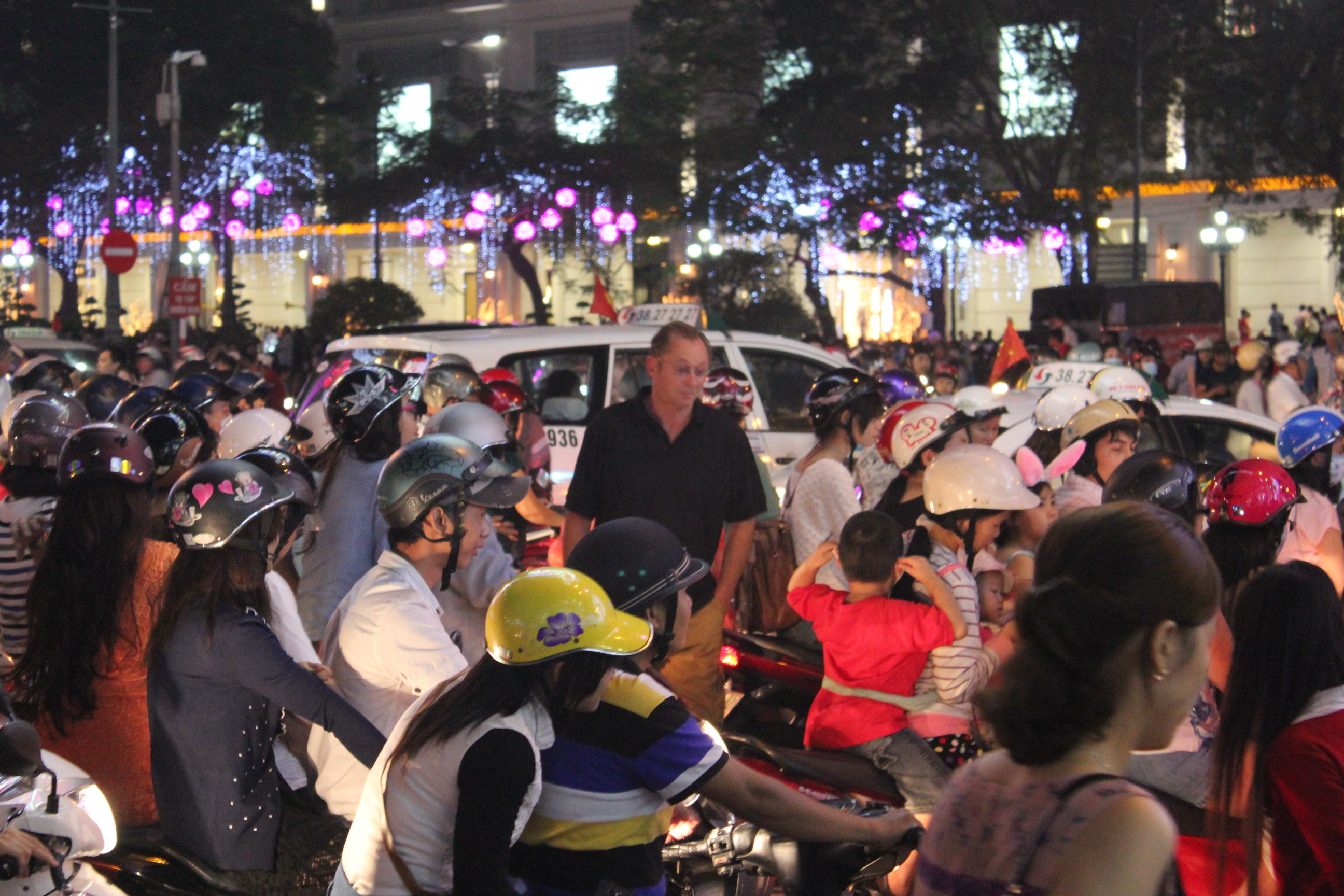 Sài Gòn 'nghẹt thở' trước đêm Giáng sinh