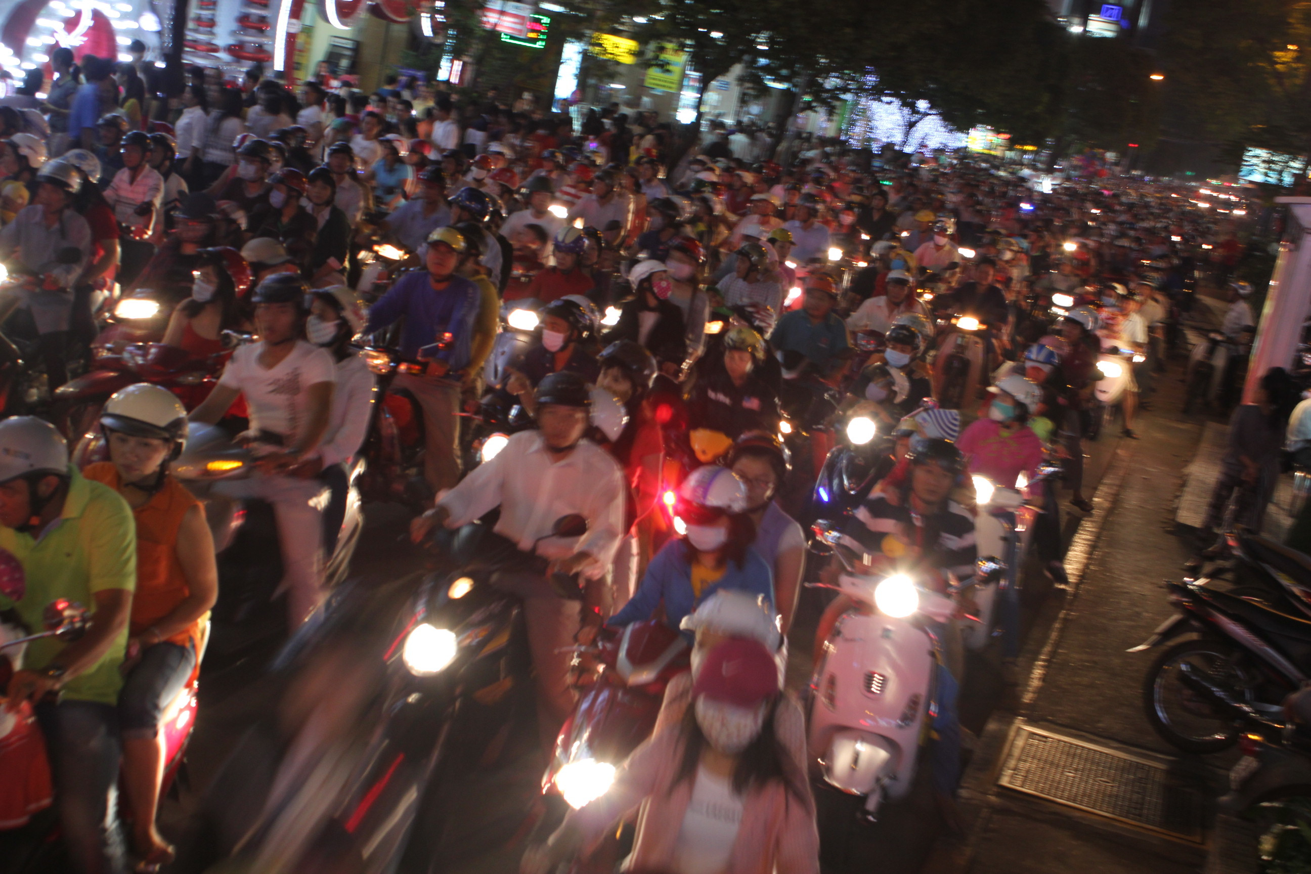 Sài Gòn 'nghẹt thở' trước đêm Giáng sinh