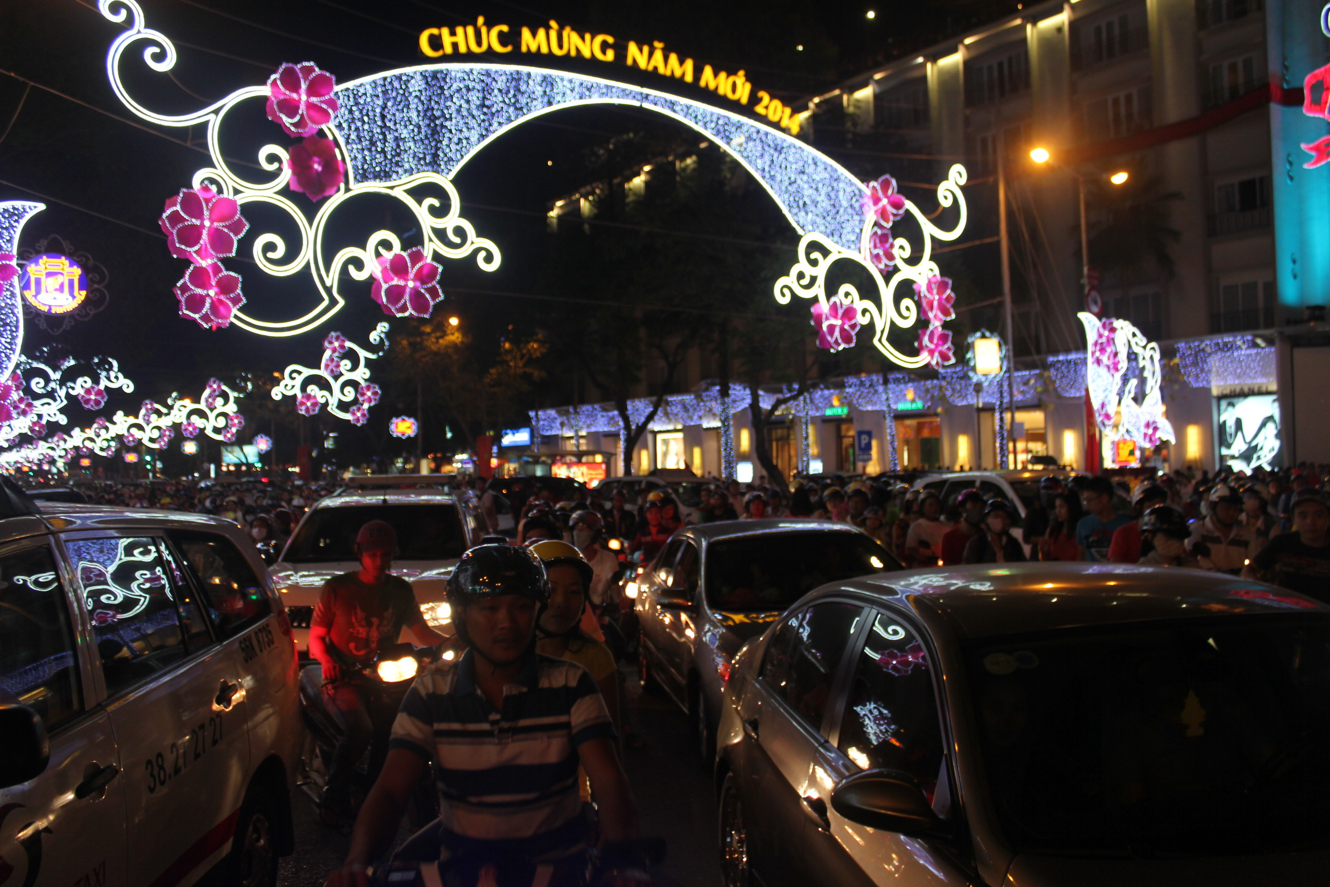 Sài Gòn 'nghẹt thở' trước đêm Giáng sinh