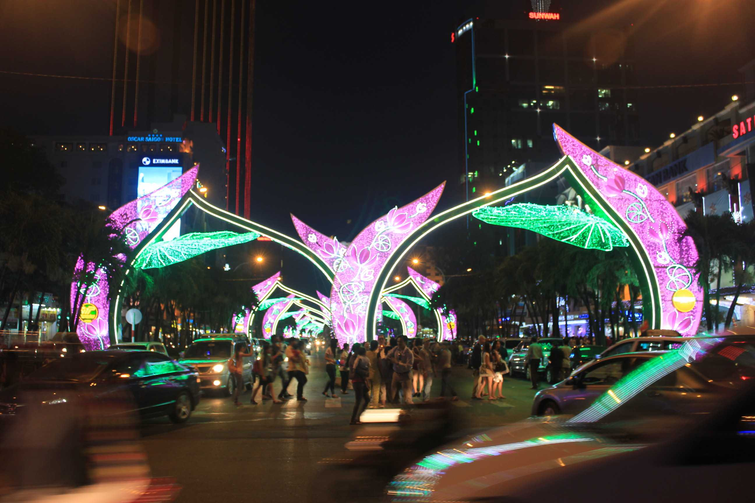 Sài Gòn 'nghẹt thở' trước đêm Giáng sinh