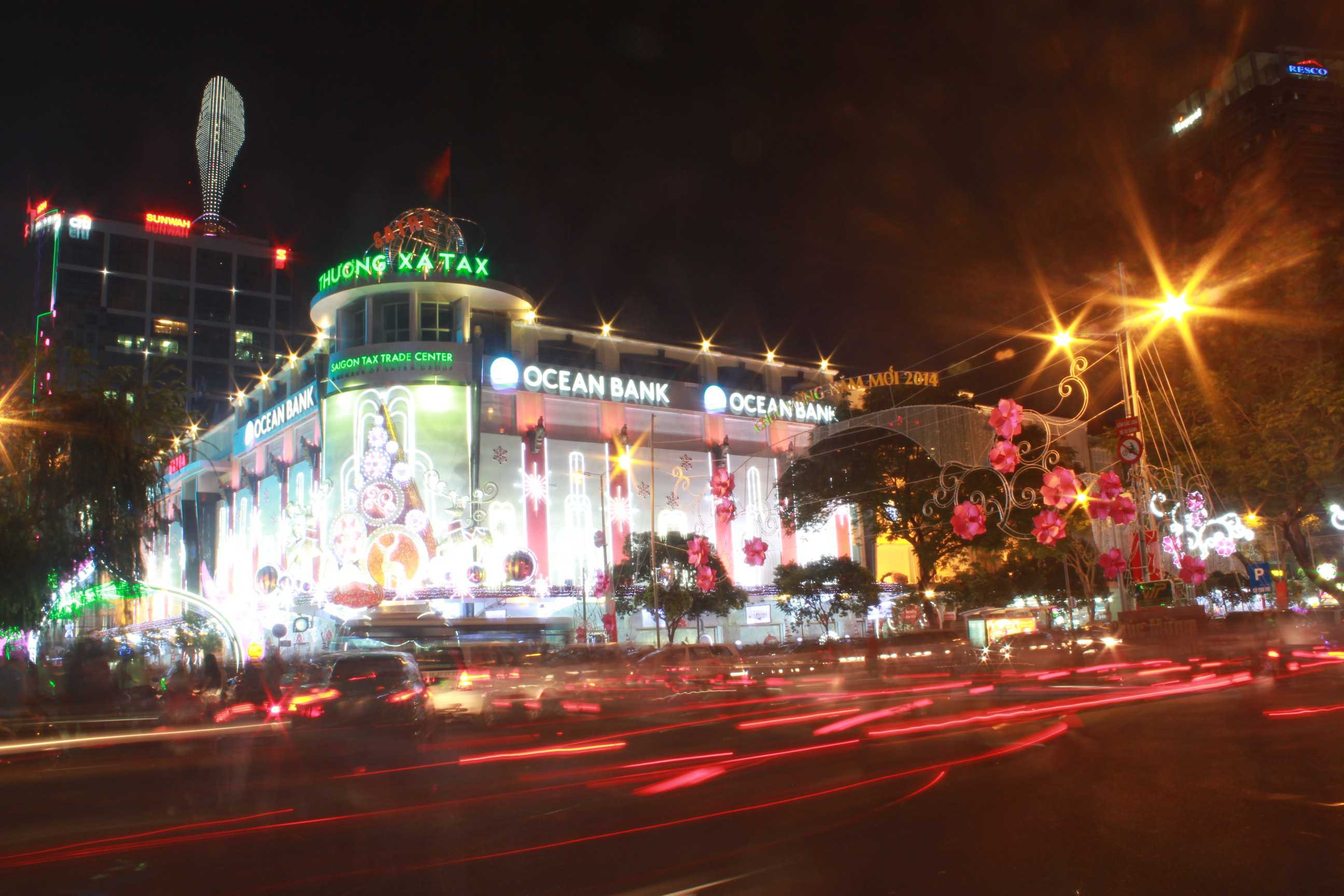 Sài Gòn 'nghẹt thở' trước đêm Giáng sinh