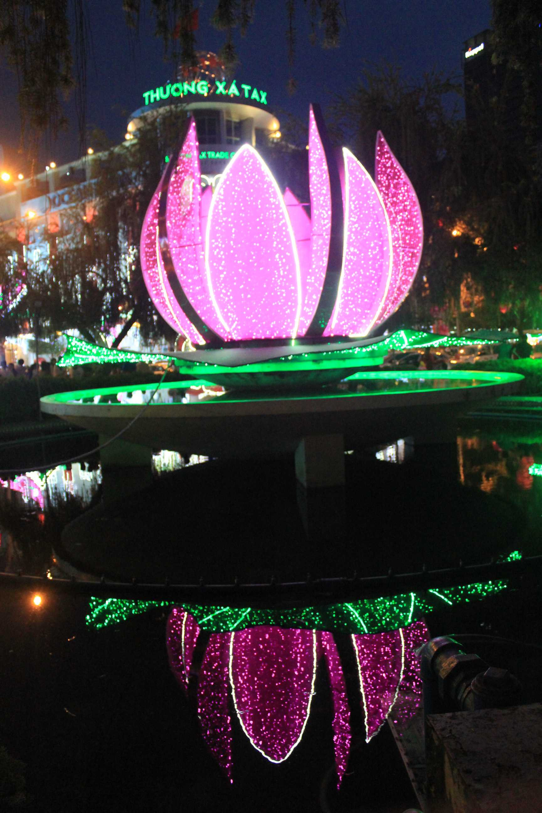 Sài Gòn 'nghẹt thở' trước đêm Giáng sinh