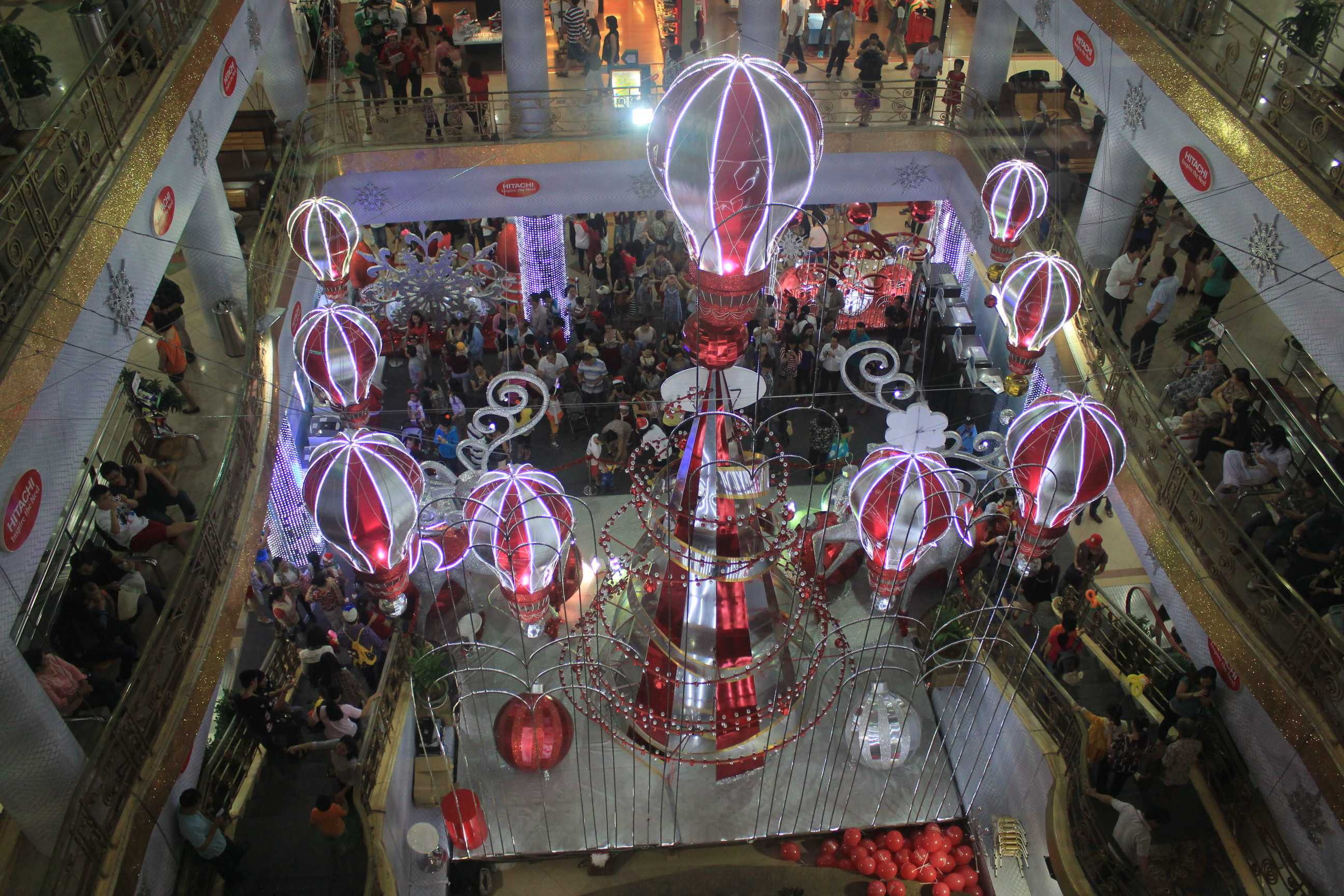 Sài Gòn 'nghẹt thở' trước đêm Giáng sinh