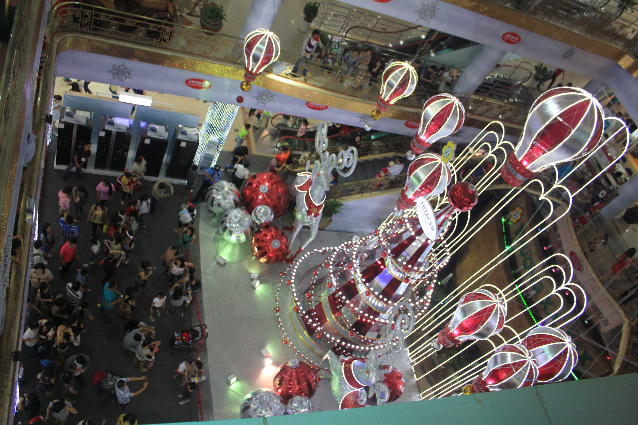 Sài Gòn 'nghẹt thở' trước đêm Giáng sinh