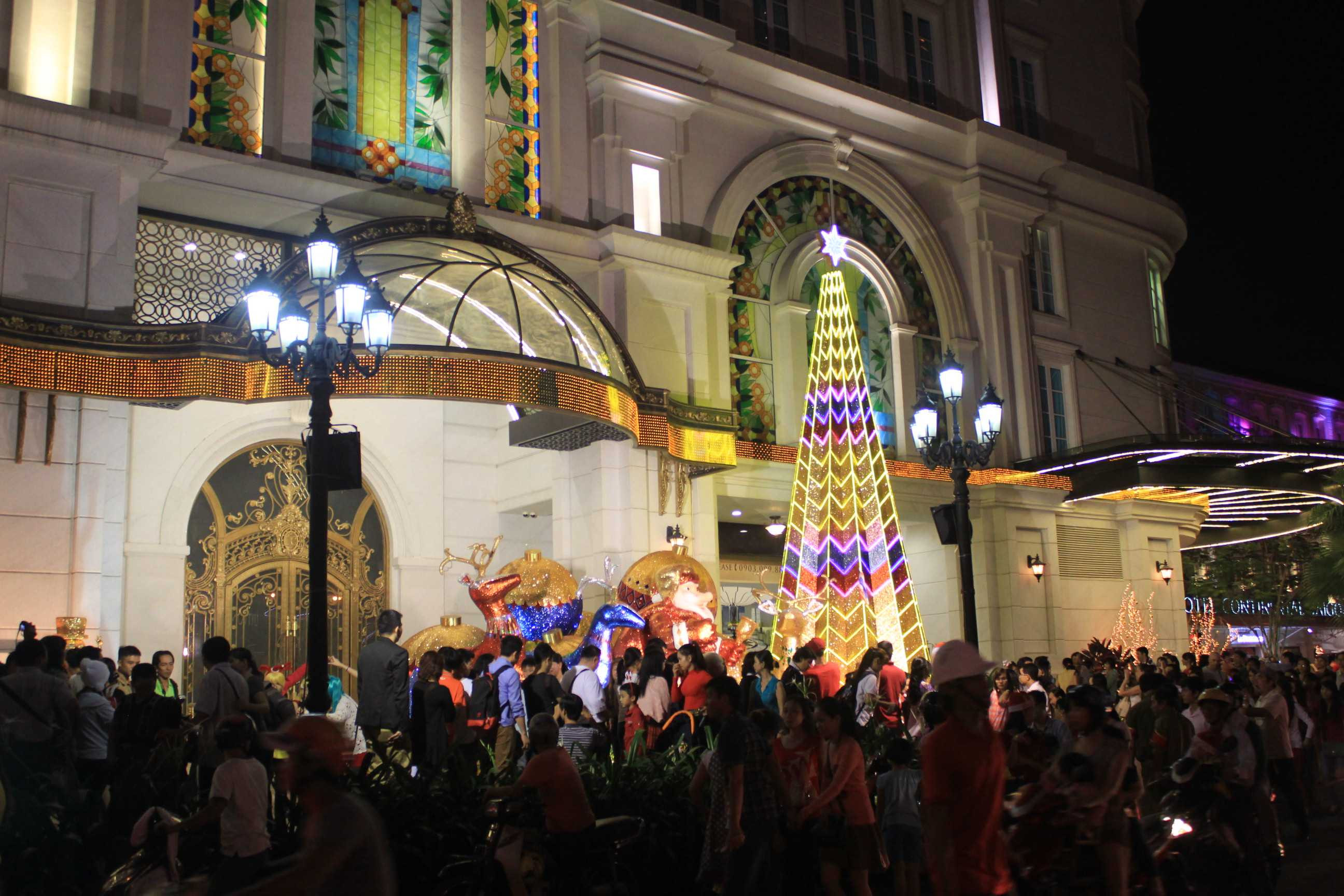 Sài Gòn 'nghẹt thở' trước đêm Giáng sinh