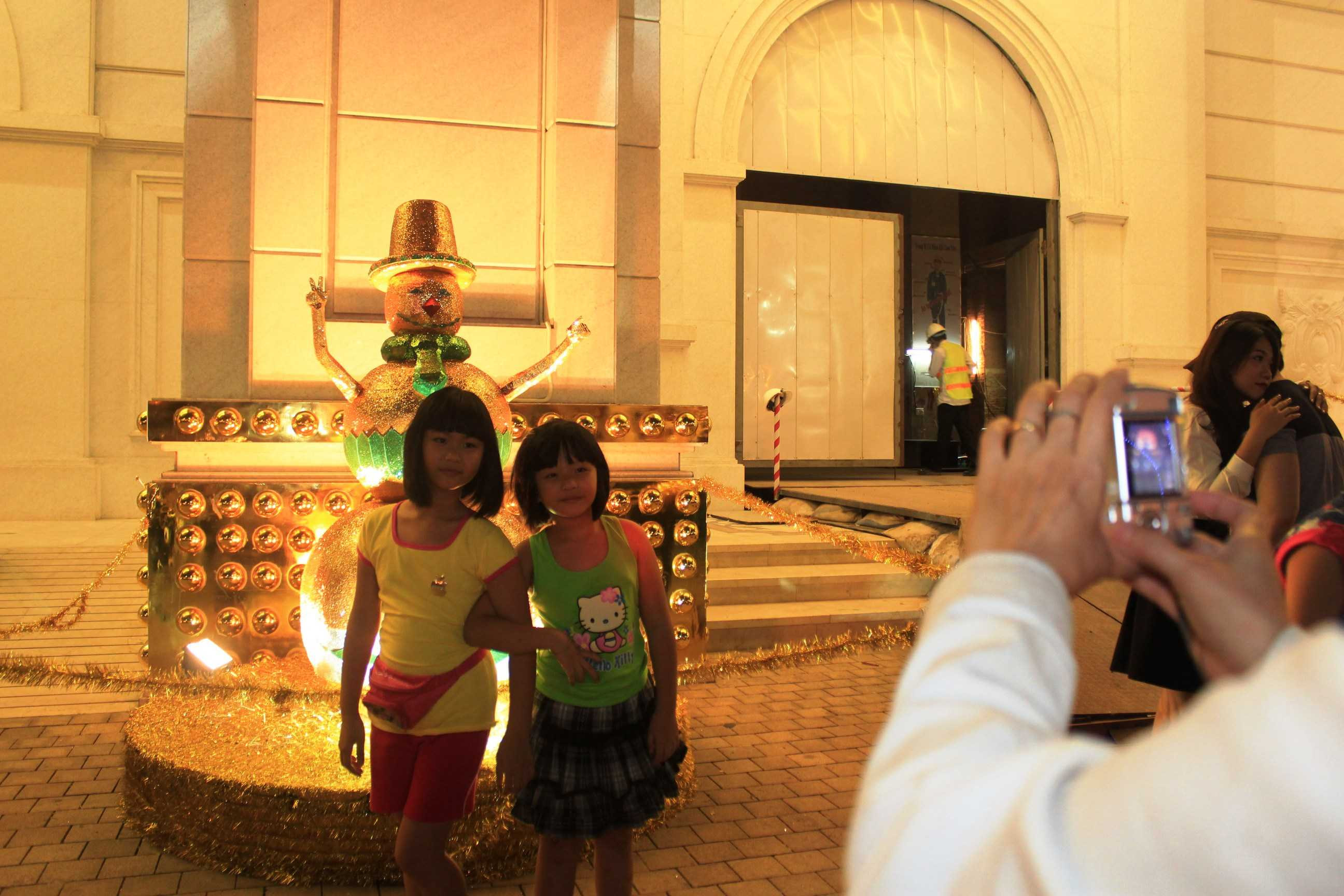 Sài Gòn 'nghẹt thở' trước đêm Giáng sinh