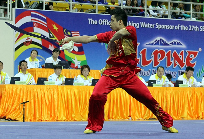 Sau sự cố gãy côn ngày hôm qua, Mạnh Quyền bước vào nội dung Đao thuật với quyết tâm giành Vàng.