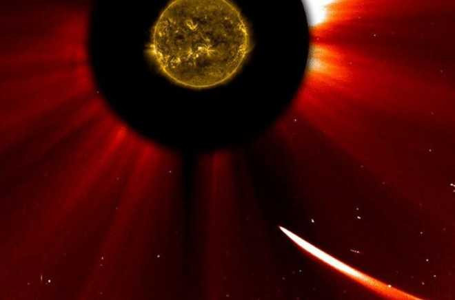 Sao chổi ISON tiếp cận mặt trời.