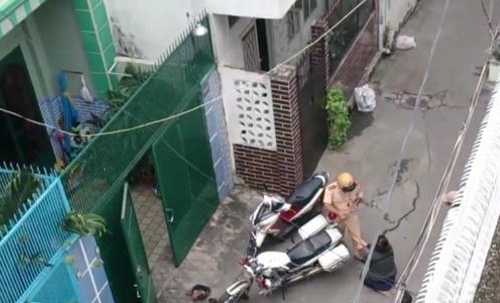 Cô gái trẻ quỳ lạy xin cảnh sát giao thông