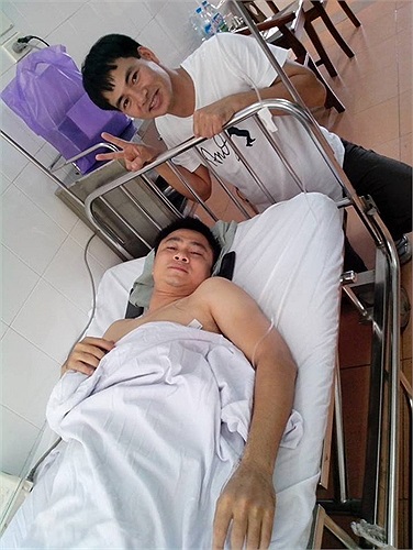 Danh hài Tự Long vào viện mổ đứt dây chằng đầu gối nhưng vẫn pose ảnh xì tin bên danh hài Xuân Bắc. 