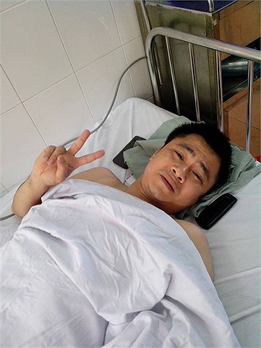 Anh thậm chí còn được đồng nghiệp làm thơ tặng ngay trên giường bệnh. 