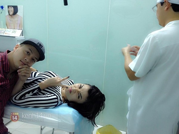 Nằm trên giường bệnh, tuy nhiên, với sự chăm sóc và khả năng gây cười của Cao Thái Sơn, người đẹp vẫn tỏ ra nhí nhảnh. 