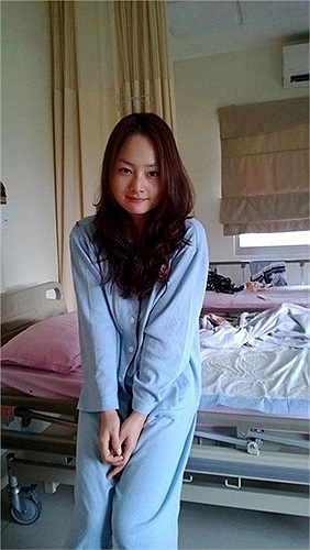 Lan Phương cũng đăng ảnh nhập viện phẫu thuật sau khi cuộc thi Bước nhảy hoàn vũ kết thúc. Nằm trên giường bệnh, nữ diễn viên còn viết ký sự về quá trình điều trị của bác sỹ. 