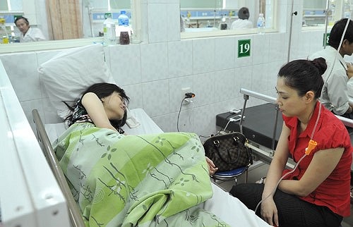 Thanh Thảo căng thẳng khi chăm sóc em gái Thụy Anh trong bệnh viện ngay giữa bão scandal với Ngô Kiến Huy. 