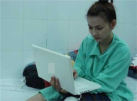 Mặc dù phải phẫu thuật do đứt dây chằng gối nhưng Thu Thủy vẫn xinh tươi ngay trên giường bệnh. Cô trông rất khỏa khoắn khi tự vào mạng để đọc báo. 