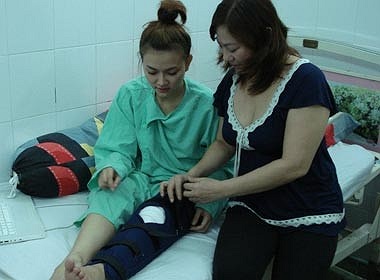 Thu Thủy gặp phải một tai nạn khi đang điều khiển xe gắn máy một mình. 