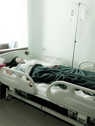 Hot girl Trang Pháp cũng khiến fan lo lắng khi bất ngờ đăng tải hình ảnh cô nằm trên giường bệnh. 