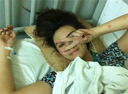 Cô tươi tỉnh khoe ảnh xì tin ngay khi tỉnh lại.