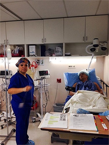 Cao Thái Sơn sang Mỹ phẫu thuật cũng khoe ầm ĩ trước ngày lên đường. Thậm chí khi nằm trong phòng điều trị, nam ca sỹ vẫn nhờ người chụp những bức ảnh để đăng tải. 