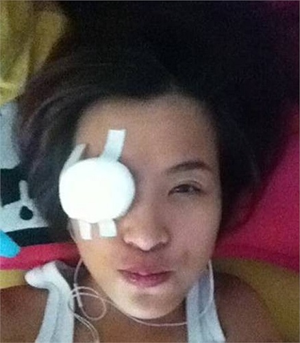 Đông Nhi vẫn xì tin trên giường bệnh. Nữ ca sĩ khiến fan lo lắng khi đăng bức ảnh một bên mắt bị băng kín sau cuộc tiểu phẫu mắt do chấn thương nhỏ. 