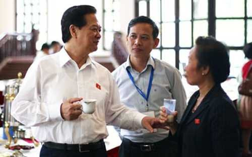 Thủ tướng trao đổi với các đại biểu bên hành lang Quốc hội.