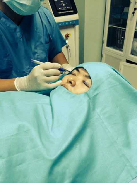 Hotgirl L trước giờ phẫu thuật