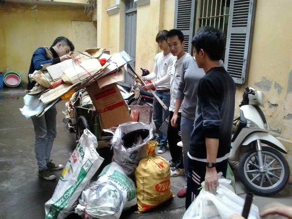 Các thành viên trong nhóm đang phân loại đồng nát