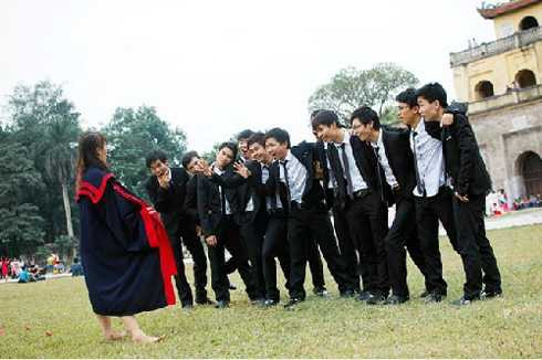 Hình ảnh xếp hình phản cảm trước Hoàng thành của SV ngân hàng.