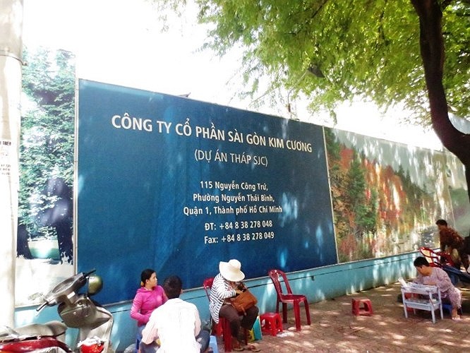 Được UBND TP HCM cấp phép đầu tư tư năm 2007 nhưng sau 5 năm, hiện khu đất vàng này vẫn là bãi đất bỏ hoang. Xung quanh dự án, người dân mở nhiều hàng quán trà đá vỉa hè kiếm sống.