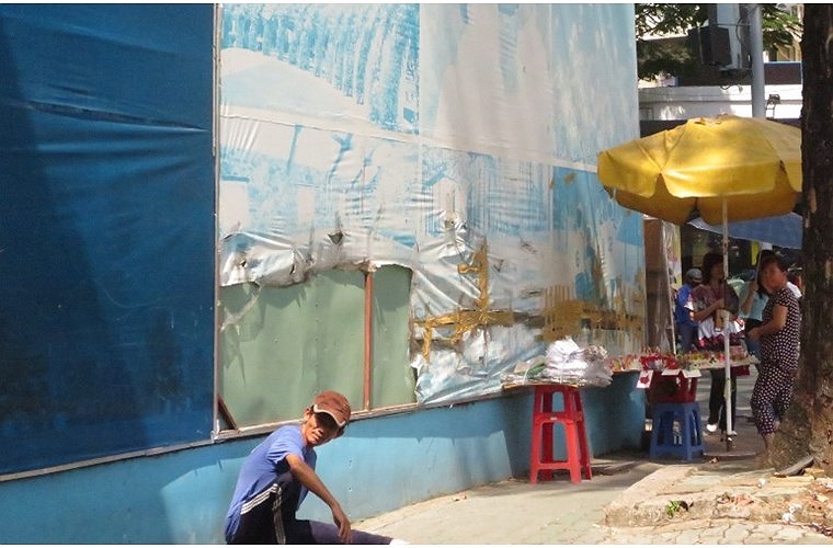 Những tấm pano giới thiệu SJC Tower rách rưới, nhếch nhác bên ngoài dự án. 