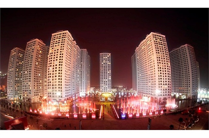  Bước chân vào Times City, gây ấn tượng đầu tiên với khách hàng chính là hệ thống sân khấu nhạc nước trải dài trên dòng sông nhân tạo 400m với những vũ điệu nước độc đáo, lần đầu tiên xuất hiện tại Hà Nội.